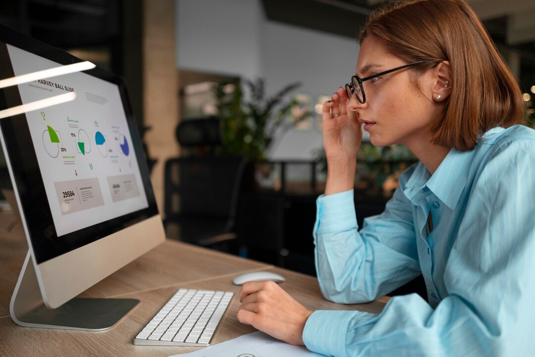 Estación de trabajo ergonómica con múltiples monitores y configuración profesional